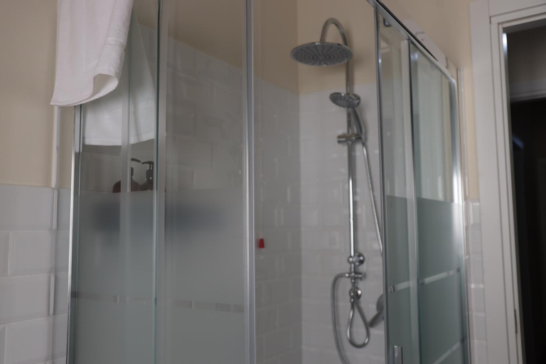 Bathroom 18