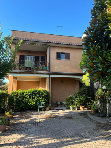 Others 5, A casa dei CHICCHI, Rome