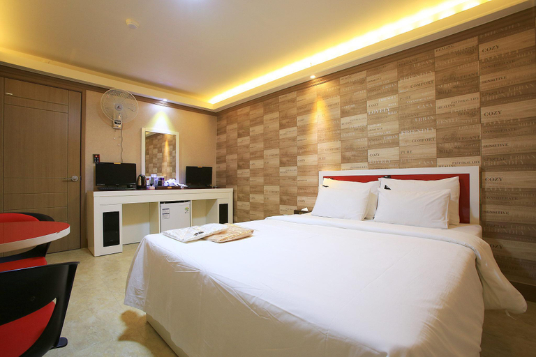 Bedroom 4, Guri K, Guri