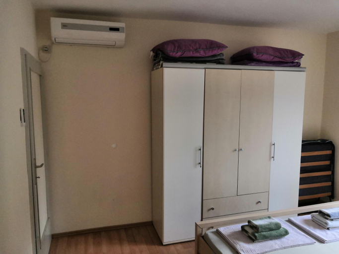 Others 4, Apartments Brlecic, Pirovac