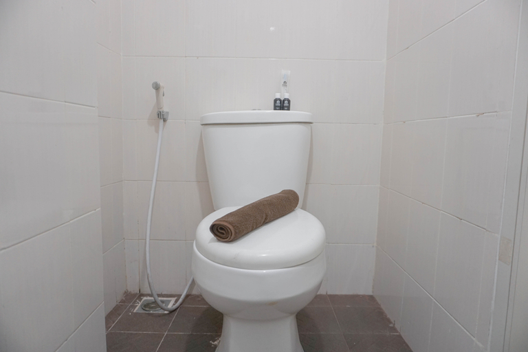 Bathroom 3, Cozy and Homey Studio at Metropolitan Park Apartment By Travelio, Bekasi