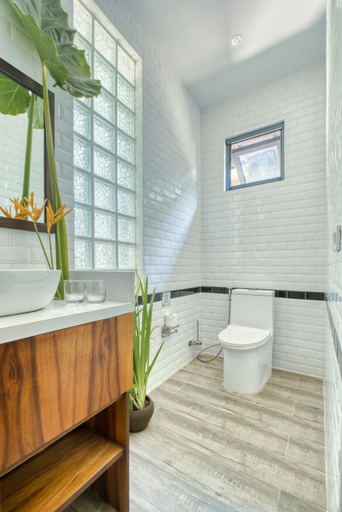 Bathroom 3, Kajali, General Luna