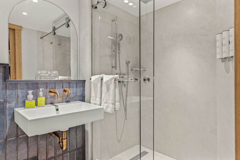 Bathroom 5, Otter Hotel, Division No. 15