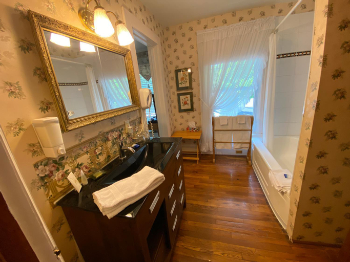 Bedroom 3, Bernard Gray Hall Bed and Breakfast, Niagara