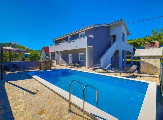 Sport & Beauty 4, Idyllic Holiday Home With Private Pool, Sun Deck, and Organic Garden, Primorski Dolac