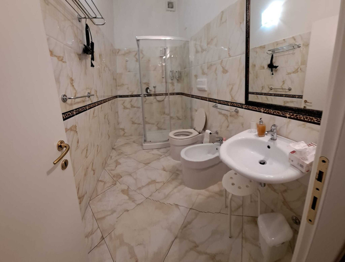 Bathroom 5, B&B Myosotis, Pisa