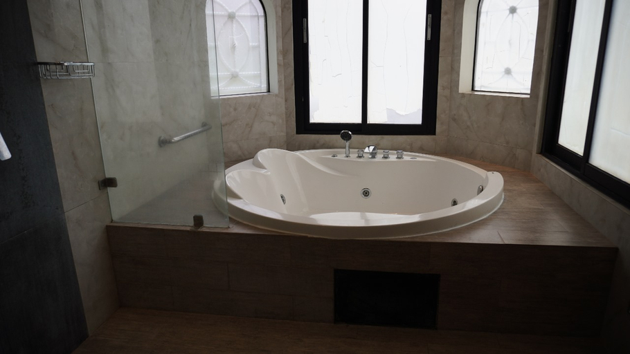 Bathroom 5, Villa Dalia Puncak Acc9/34, Bogor
