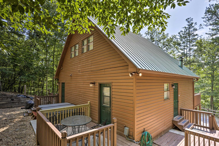 Ellijay Resort Cabin with Fire Pit, Decks, and Hot Tub, Gilmer