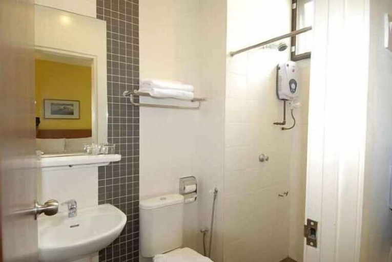 Bathroom 10