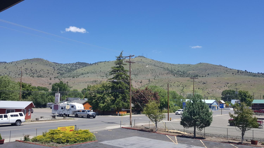 Others 5, Interstate 8 Motel, Lake