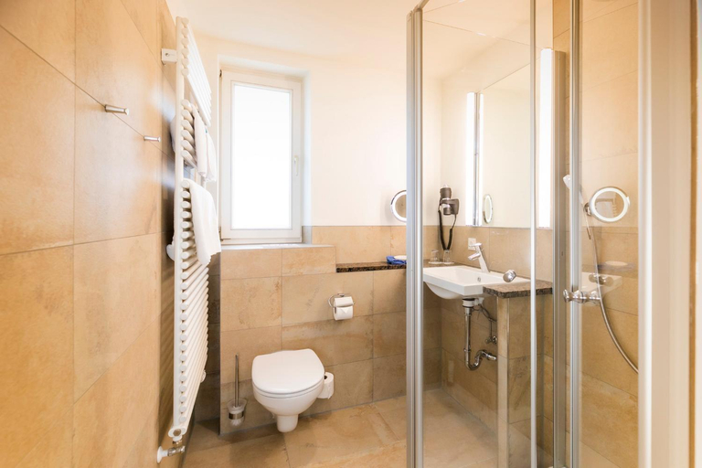 Bathroom 4, Hotel Munchner Hof und Blauer Turm, Regensburg