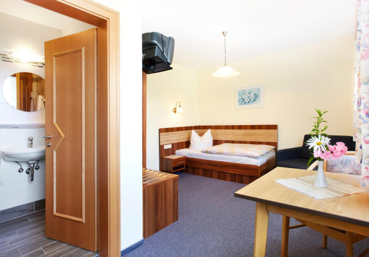 Bedroom 4, Hotel Gasthof Zum Oberen Wirt, Regen