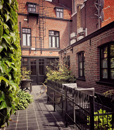 Exterior & Views