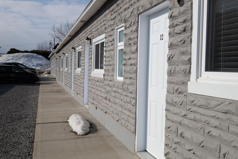 Others 4, Motel Canadien, Francheville