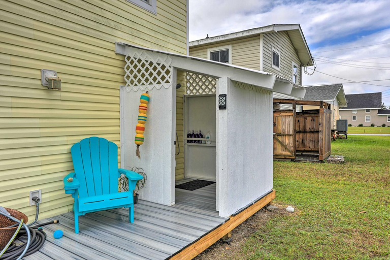 Pet-Friendly Townhome, 2 Blocks to Atlantic Beach!, Carteret