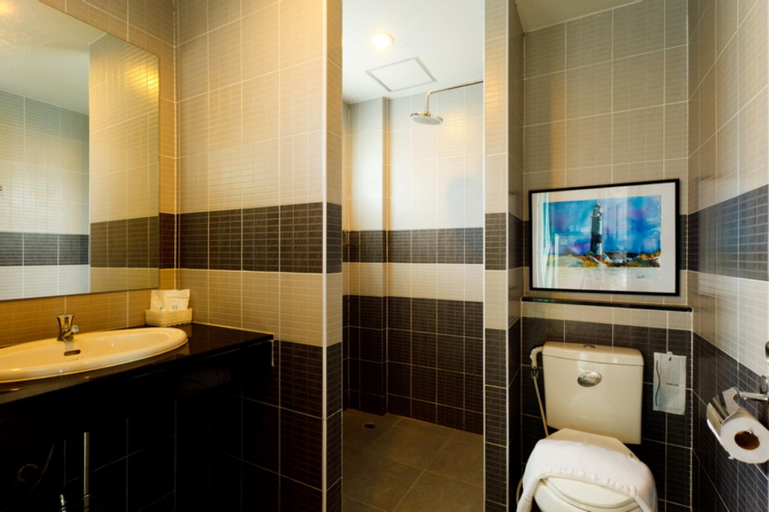 Bathroom 7