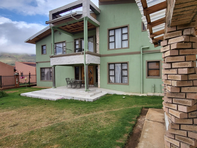 Luxe Ponte Inn, Chris Hani
