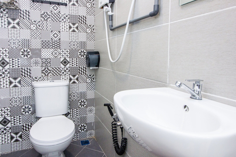 Bathroom 5, Plumeria 5BR Garden House by uBook, Seberang Perai Utara