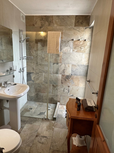 Bathroom 4, Green Grove Guest house