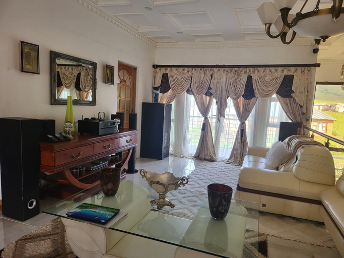 Others 5, Luxe Ponte Inn, Chris Hani