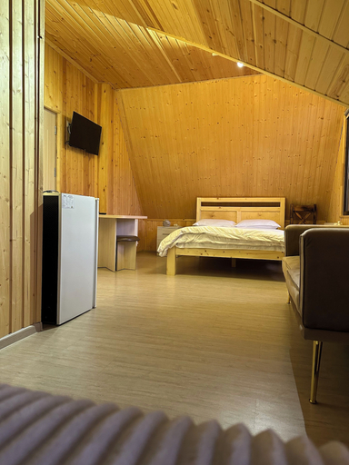 Bedroom 3, Dom Adonis