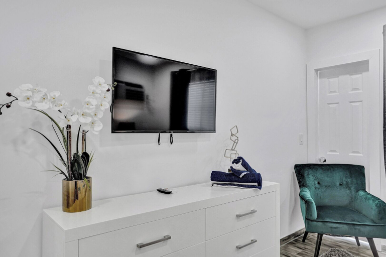 Others 5, Renovated Apt -unit #3 / Close to Beach w/ Parking, Broward