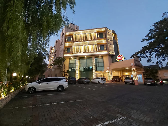 Exterior & Views 16