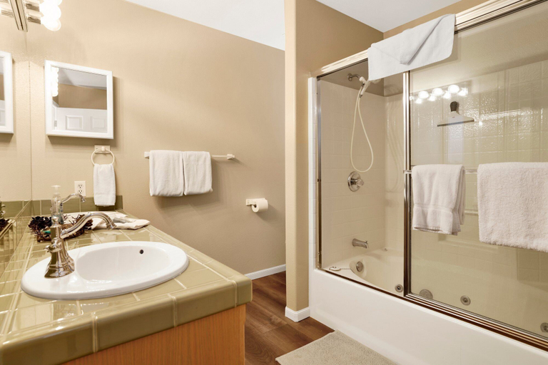 Bathroom 3, Castle Glen Gem #2220, San Bernardino