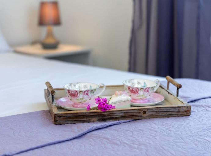Food & Drinks 5, Seaside Getaway Holiday Home With Patio Slatine, Trogir