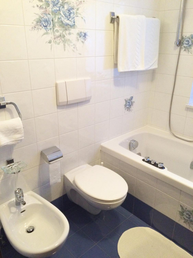 Bathroom 2, Residence Vajolet San Cassiano, Bolzano