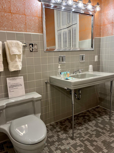 Bathroom, Charred Oaks Inn, Woodford