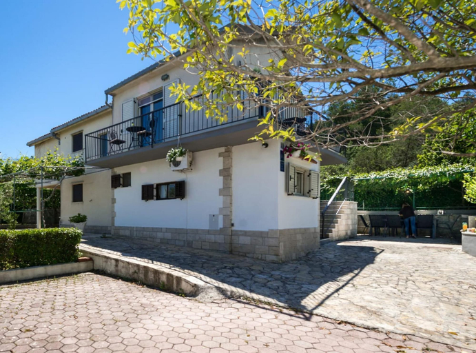 Exterior & Views 2, Seaside Getaway Holiday Home With Patio Slatine, Trogir