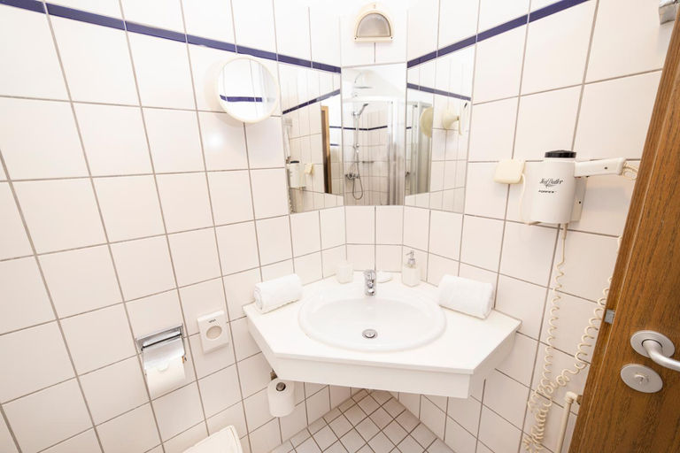 Bathroom 5, Hotel am Schlosspark Essen, Essen