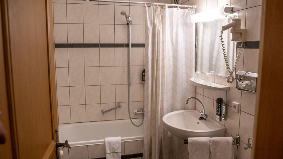 Bedroom 4, Sauerland Alpin Hotel, Hochsauerlandkreis