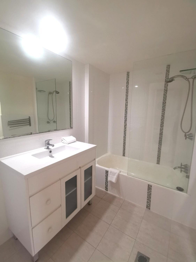 Bathroom 4, Anacapri Holiday Apartments, Gold Coast
