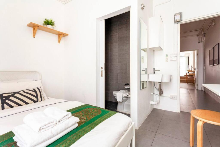 Bedroom 2, MIQ_5br/Silom Bts,Mrt/Wifi 1000MB/Jacuzzi/16pax, Bang Rak