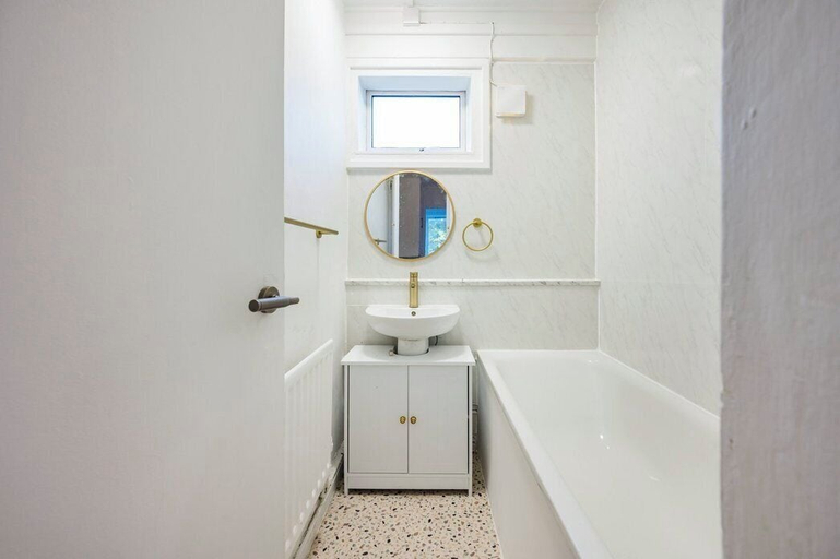 Bathroom, Beautiful 3bed house 7 min to Hyde Park, London