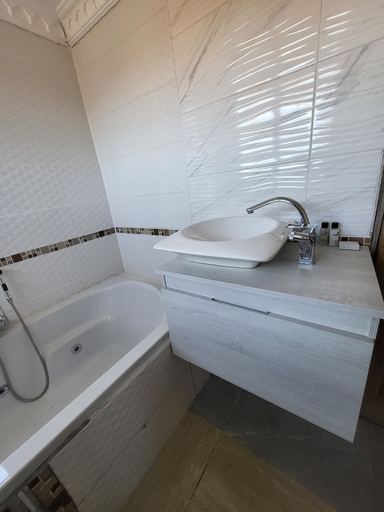 Bathroom 3, Luxe Ponte Inn, Chris Hani