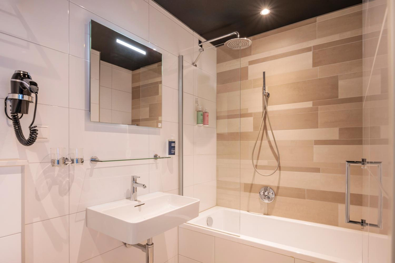 Bathroom 4, Thon Hotel Rotterdam City Centre, Rotterdam