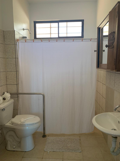 Bathroom 2, Toro Blanco, Carrillo