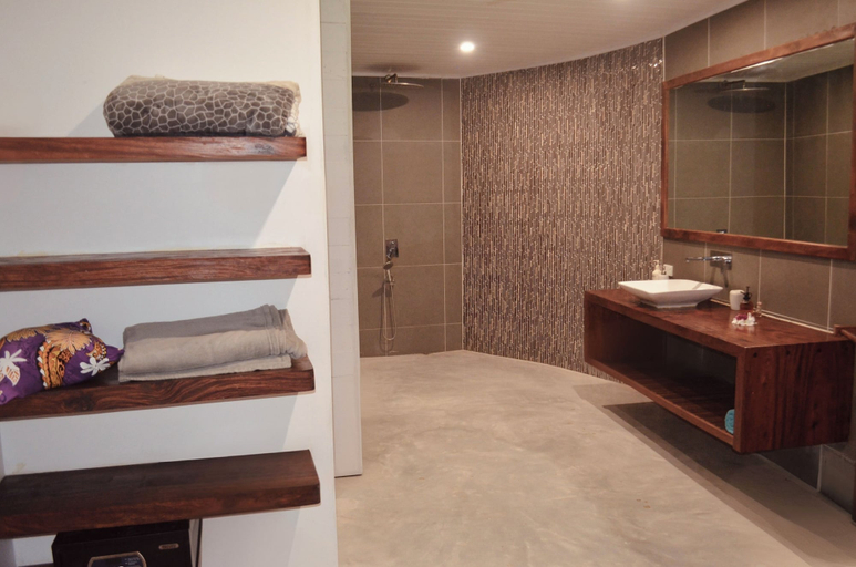 Bathroom 3, Black Pearl Resort, South East Santo