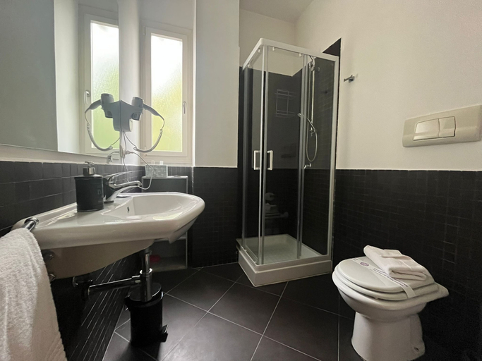 Bathroom 5, Horizon Suites, Palermo