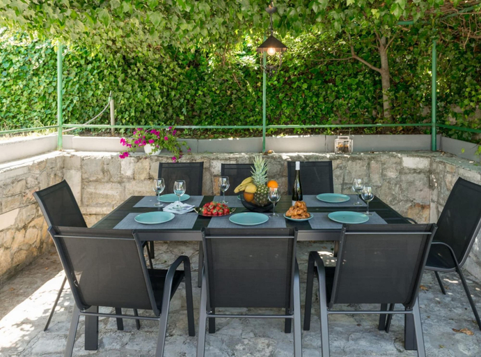 Food & Drinks 4, Seaside Getaway Holiday Home With Patio Slatine, Trogir