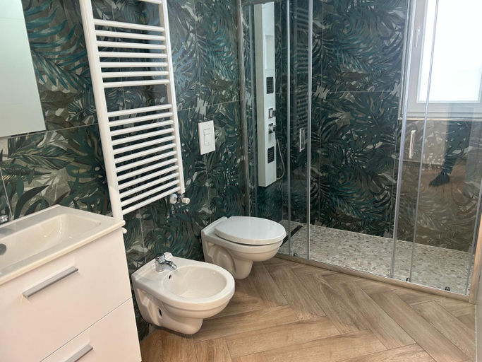 Shower 5, House Twenty - Five, Milano
