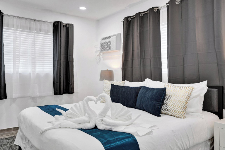 Bedroom 3, Renovated Apt -unit #3 / Close to Beach w/ Parking, Broward