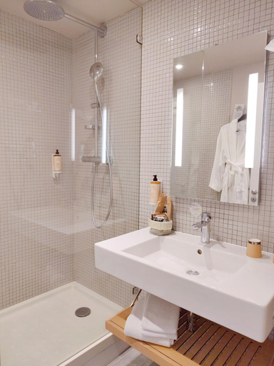 Bathroom 2, Hôtel Mercure Bourg-en-Bresse, Ain