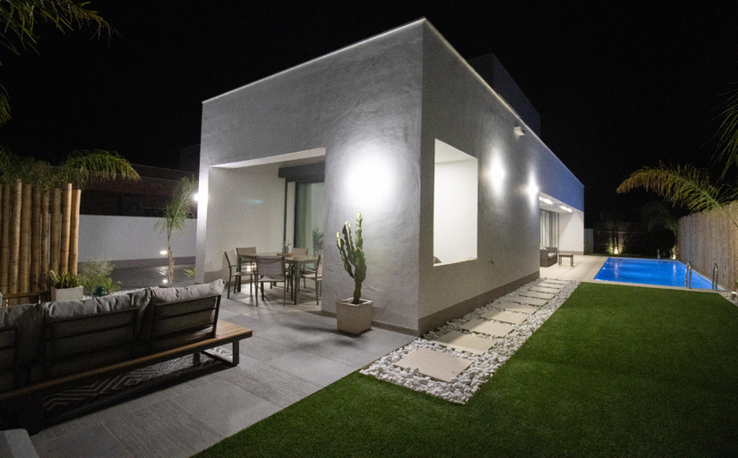 Exterior & Views
