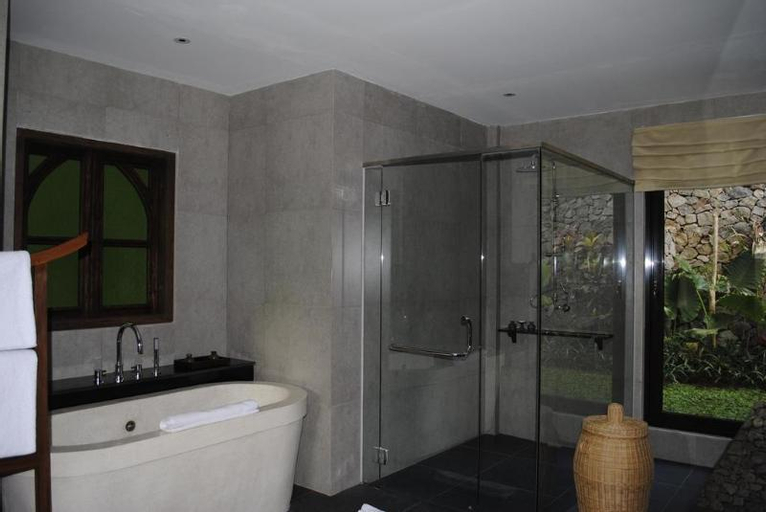 Bathroom 26