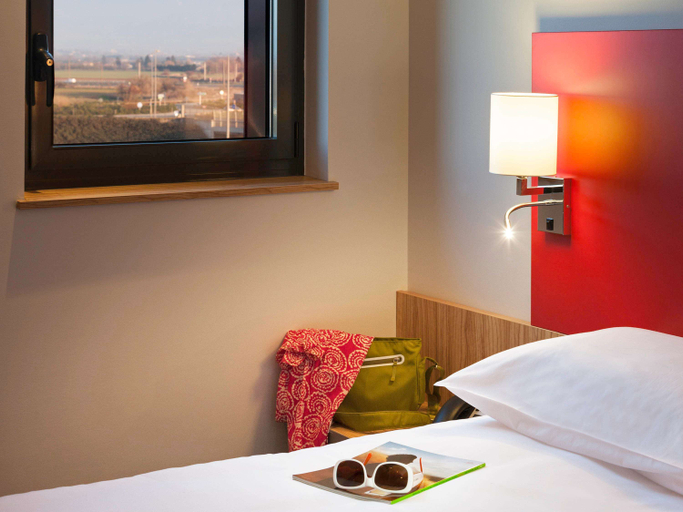 Bedroom 4, ibis Styles Romans Valence Gare TGV, Drôme