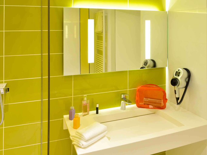 Bathroom 4, ibis Styles Montelimar Centre, Drôme